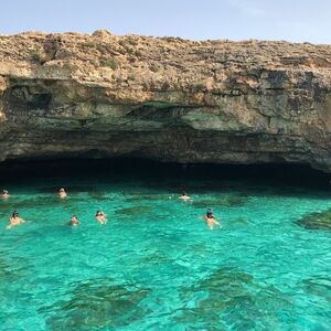 Veranstaltung: Santa Ponsa: Cuevas, Acantilados + Excursión en Barco por la Bahía de Palma, Hop-on Hop-off Bus Palma de Mallorca in Palma