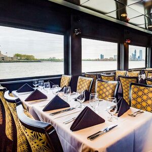 Veranstaltung: New York Signature Dinner Cruise, Circle Line Sightseeing Cruises in New York