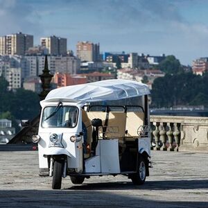 Veranstaltung: Tour privado de 2 horas em Tuktuk no Porto Douro até a Margem Esquerda, Porto Helicopter Tours in Porto