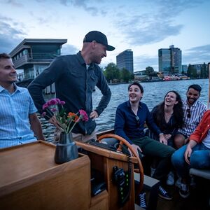 Veranstaltung: Amsterdam: Semiprivate Wine Tasting Canal Cruise Departure near Central Station, Amsterdam Centraal in amsterdam