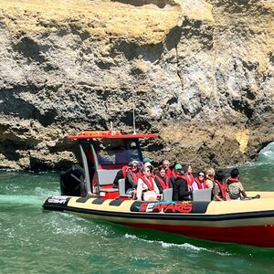 Veranstaltung: Grutas de Benagil: Passeio de barco guiado a partir de Lagos, Benagil Caves Boat Tours in Portimão