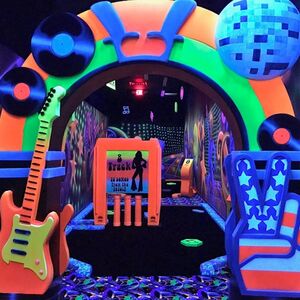 Veranstaltung: Rock of Ages Blacklight Mini Golf, Mall of America in Bloomington