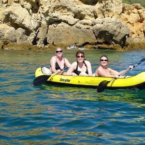 Veranstaltung: Grutas de Benagil: Passeio de barco a partir de Vilamoura + churrasco na praia, Benagil Caves Boat Tours in Portimão