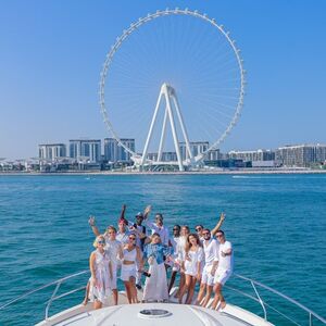 Veranstaltung: Dubai Harbour: 2-Hr Luxury Yacht Tour with Food & Drinks, Dubai Cruises in Dubai