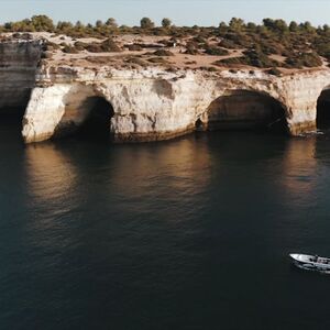 Veranstaltung: Grutas de Benagil: Passeio de barco a partir de Armação de Pera, Benagil Cave in Benagil