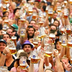 Veranstaltung: München: Oktoberfest Tour + Essen & Bier, Day Trips from Munich in Munich