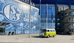 Veranstaltung: Gelsenkirchen: VW T2 Bulli trifft Schalke Arena, in Gelsenkirchen