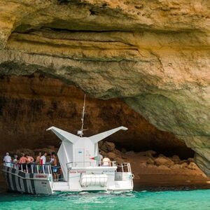 Veranstaltung: Benagil e Observação de Golfinhos: Passeio de Catamarã saindo de Albufeira, Albufeira in albufeira