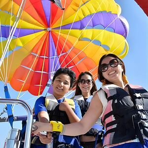 Veranstaltung: Get a Bird's Eye View of the Famous Dubai Marina Skyline with Parasailing, Sky & Sea Adventures in Dubai