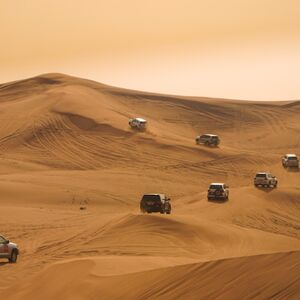 Veranstaltung: Dubai: Premium Sunset Safari, Quad Bike, Sandboard + BBQ Dinner, Dubai Desert Safari in Dubai