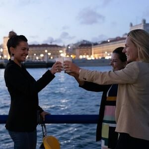 Veranstaltung: Passeio de barco pelo Tejo ao pôr do sol com Lisboat, Cais da Ribeira das Naus in Lisboa