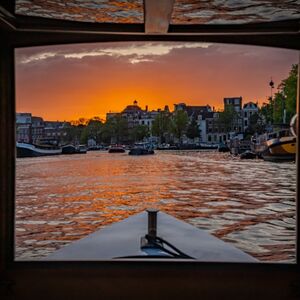 Veranstaltung: Amsterdam: Semiprivate Wine Tasting Canal Cruise Departure near Central Station, Amsterdam Centraal in amsterdam