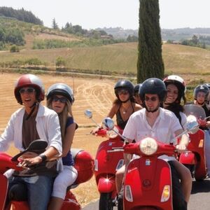 Veranstaltung: Chianti: Tour panoramico in Vespa + biglietti per la degustazione di vini, Day Trips from Siena in Siena