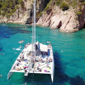 Veranstaltung: Costa Brava: Excursión en catamarán desde Fenals con barbacoa, Catamaran Sensation in Lloret de Mar