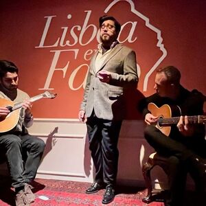 Veranstaltung: Fado em Lisboa: show intimista de fado ao vivo à noite com vinho do Porto, Lisbon Fado in Lisbon