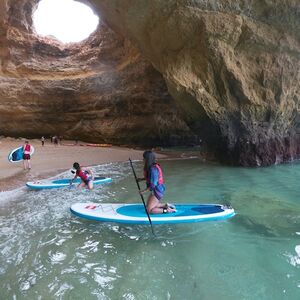 Veranstaltung: Caverna de Benagil: Passeio de Stand Up Paddle na Praia de Benagil, Benagil Cave in Benagil