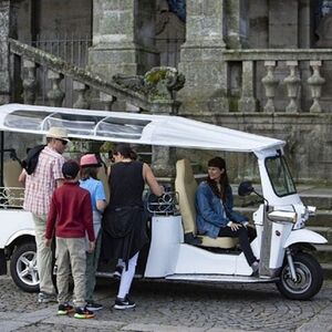 Veranstaltung: Passeio privativo de 2 horas de Tuktuk no Porto para o Mosteiro e as Adegas, Porto Helicopter Tours in Porto