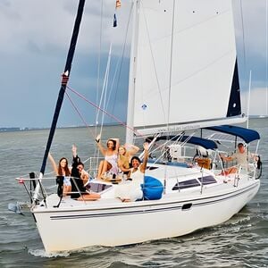 Veranstaltung: Private Luxury Sailing Charters, BYOB & Dolphins, 33 Lockwood Dr in South Carolina