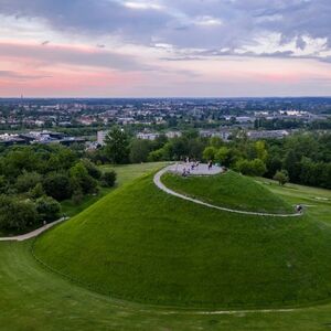 Veranstaltung: Oscar Schindler's Footsteps: Plaszow Labor Camp & Krak's Mound Night Walk, Plaszow Krakow in Krakow