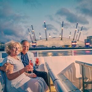 Veranstaltung: London: Thames Cruise with 4-Course Dinner + Live Music, Thames River Cruises in London