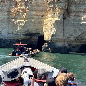 Veranstaltung: Grutas de Benagil: Passeio de barco guiado a partir de Lagos, Benagil Caves Boat Tours in Portimão