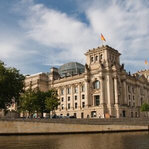 Veranstaltung: Berlin: 1-stündige historische Stadtrundfahrt ab Nikolaiviertel, Babylon in Berlin