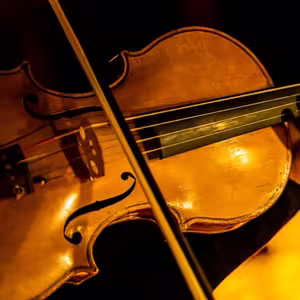 Veranstaltung: Candlelight: Christmas Carols on Strings, Trinity Episcopal Cathedral in 