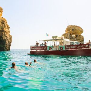 Veranstaltung: Grutas de Benagil: Passeio de barco a partir de Vilamoura + churrasco na praia, Benagil Caves Boat Tours in Portimão