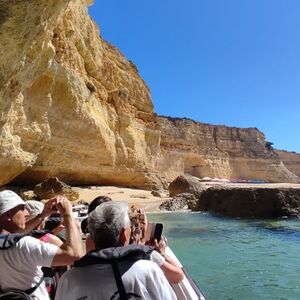 Veranstaltung: Grutas de Benagil: Tour Privado de 1H a partir de Armação de Pera, Benagil Cave in Benagil