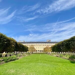 Veranstaltung: Visite guidée libre avec audio à télécharger : Jardins du Palais Royal et Passages Couverts, Colonnes de Buren / Les Deux Plateaux in Paris