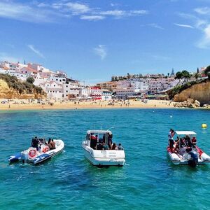 Veranstaltung: Grutas de Benagil: passeio de barco pelo circuito completo desde Portimão, Benagil Caves Boat Tours in Portimão