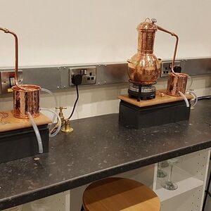 Veranstaltung: Distill a bottle of gin on mini copper stills, The Cumberland Bar in Edinburgh