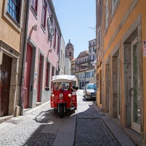 Veranstaltung: Porto: Passeio guiado de Tuk Tuk + Visita à adega de vinho do Porto com degustação + Cruzeiro, Porto Helicopter Tours in Porto