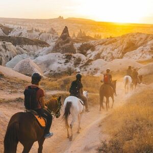 Veranstaltung: Cappadocia: Sunset Horseback Riding Tour, Day Trips from Nevşehir in Nevsehir