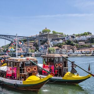 Veranstaltung: Porto: Passeio guiado de Tuk Tuk + Visita à adega de vinho do Porto com degustação + Cruzeiro, Porto Helicopter Tours in Porto