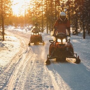 Veranstaltung: Rovaniemi: Visit to Santa's Village + Snowmobiling to Reindeer Farm, Rovaniemi Activities in Rovaniemi