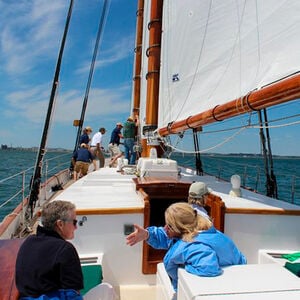 Veranstaltung: Sightseeing Day Sail around Boston Harbor, Classic Harbor Line Boston in Boston