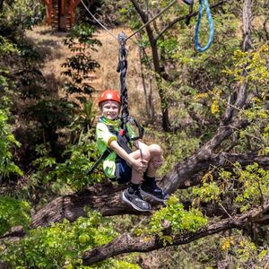 Veranstaltung: 6 Ziplines + Wet 'n' Wild Admission with Waikiki Transportation, Day Trips from Waikiki in Kapolei