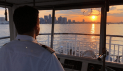 Veranstaltung: Boston Harbor: Full Moon Cruise with Champagne Option, in Boston