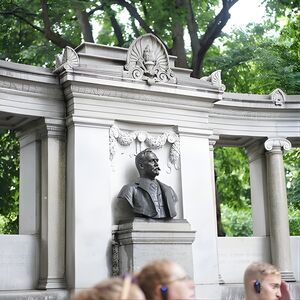 Veranstaltung: Fifth Avenue Gilded Age Mansions Walking Tour, The Plaza in New York