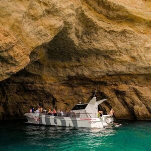 Veranstaltung: Benagil e Observação de Golfinhos: Passeio de Catamarã saindo de Albufeira, Albufeira in albufeira