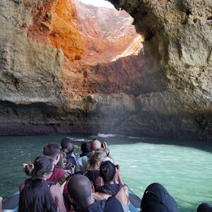 Veranstaltung: Grutas de Benagil e Praia da Marinha: passeio de barco desde Portimão, Benagil Caves Boat Tours in Portimão