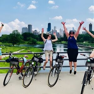 Veranstaltung: Bike Tour of Chicago's Lakefront Neighborhoods, 540 N Lakeshore Dr Condo in Chicago