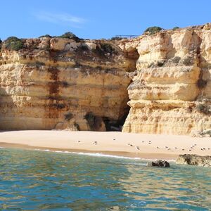 Veranstaltung: Grutas de Benagil: Passeio de barco guiado a partir de Armação de Pera, Benagil Caves Boat Tours in Portimão