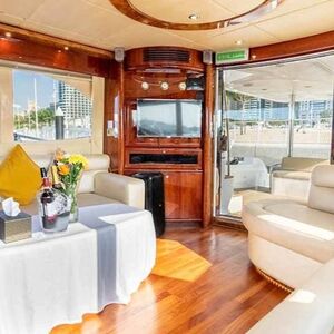 Veranstaltung: Dubai Harbour: 61-Ft Yacht Charter - Silver Creek, Dubai Cruises in Dubai