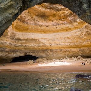 Veranstaltung: Grutas de Benagil: Passeio de barco ao pôr do sol a partir de Portimão, Benagil Caves Boat Tours in Portimão