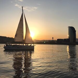 Veranstaltung: Barcelona: Navegación en yate en grupo reducido por la tarde o al atardecer, Barcelona Boat Trips in Barcelona