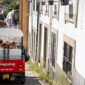 Veranstaltung: Porto: Passeio guiado de Tuk Tuk pela cidade + Cruzeiro, Porto Helicopter Tours in Porto