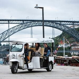 Veranstaltung: Passeio privativo de 2 horas de Tuktuk no Porto para o Mosteiro e as Adegas, Porto Helicopter Tours in Porto