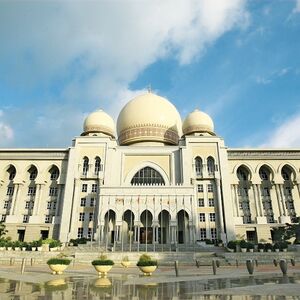 Veranstaltung: Putrajaya: River Cruise with Pink Mosque + Roundtrip Transfer, Masjid Putra in Putrajaya